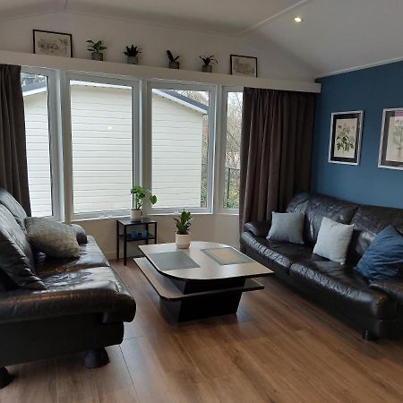 Modern En Chic Chalet Tot 4 Personen Op De Veluwe Recreatiepark De Oude Driest Putten Bagian luar foto
