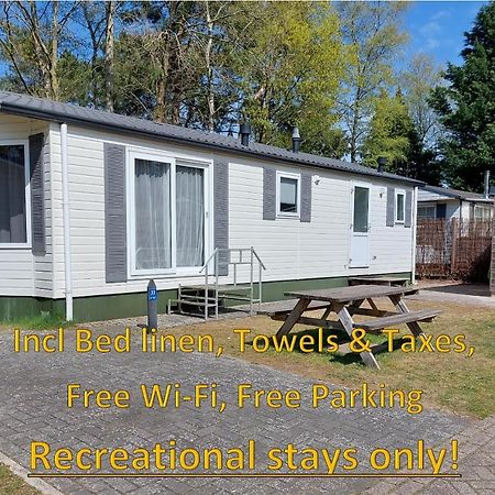 Modern En Chic Chalet Tot 4 Personen Op De Veluwe Recreatiepark De Oude Driest Putten Bagian luar foto