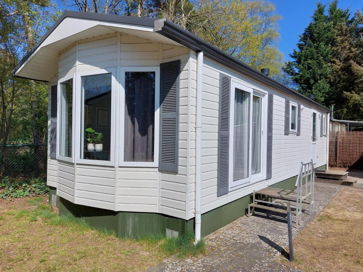 Modern En Chic Chalet Tot 4 Personen Op De Veluwe Recreatiepark De Oude Driest Putten Bagian luar foto